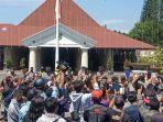 ratusan-seniman-saat-hendak-berdemo-tapi-dihalau.jpg