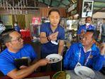 ridwan-kamil-uji-nyali-makan-ulat-sagu.jpg