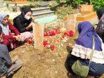 roses-pemakaman-jenazah-Putri-Nur-Fajare.jpg