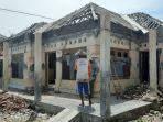 rumah-rusak-akibat-puting-beliung-didesa-slangit-cirebon-412021.jpg