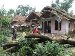 rumah-sunadi-rusak-kena-terjang-angin-ribut.jpg
