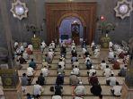 salat-tarawih-di-masjid-raya-at-taqwa-kota-cirebon.jpg