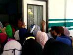 saling-dorong-pembagian-BLT-di-Desa-Pasirhalang-sukabumi.jpg