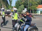 sejumlah-pengendara-diberi-masker.jpg