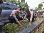 sejumlah-petugas-saat-bersih-bersih-lingkungan-mapolresta-cirebon.jpg