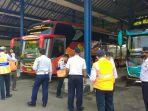 sejumlah-petugas-saat-mengecek-kondisi-bus-di-terminal-tipe-a-harjamukti1.jpg