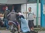 seorang-ibu-melakukan-aksi-heroik-saat-ada-pelaku-pengeroyokan-akan-menggilas-tukang-atm.jpg