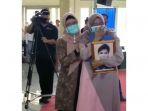seorang-ibu-saat-mewakili-prosesi-wisuda-anaknya21.jpg
