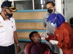 seorang-kru-po-bus-saat-menjalani-rapid-test-antigen1.jpg