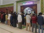 sholat-gerhana-bulan-di-Masjid-Agung-Al-Imam-Majalengka8112022.jpg