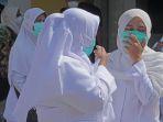 tangis-karyawan-rsud-indramayu-pecah-tadi-pagi-baris-iringi-kepergian-bidan-yang-meninggal.jpg