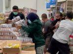 tangkapan-layar-video-saat-sejumlah-pembeli-berebut-tumpukan-susu-beruang-di-supermarkett.jpg