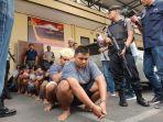 tersangka-pembuat-pcc-digiring-ke-mobil.jpg