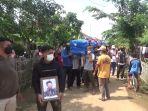 tiba-di-rumah-duka-korban-serangan-kkb-asal-subang-langsung-dimakamkan-1.jpg