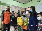 tim-prabu-polrestabes-bandung-bantu-kirim-makanan-untuk-warga-munggahan.jpg
