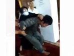 video-yang-memperlihatkan-emak-emak-langsung-pukuli-pelaku-penyerangan-ustazz.jpg