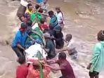 videonya-gotong-jenazah-sambil-seberangi-sungai-dengan-seutas-tali-viral-warga-kami-terpaksa.jpg