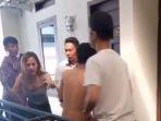 viral-sebuah-video-seorang-pria-tanpa-busana-atau-telanjang-bulat-diduga-melakukan-penusukand.jpg