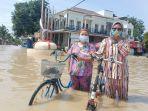 warga-berenang-di-tengah-banjir-indramayu.jpg