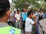 warga-datang-kantor-bupati.jpg