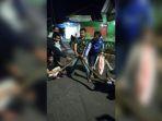 warga-desa-padarek-kuningan-menangkap-ular-piton.jpg