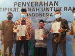 warga-menerima-sertifikat-yang-dibagikan-pemkab-majalengka-senin-91120201.jpg