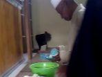 warga-nikmati-apem-makanan-khas-rebo-wakasan-1.jpg