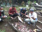yosef-mendatangi-makam-tuti-suhartini-dan-amalia-1.jpg