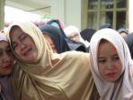 zuraida-hanum-istri-hakim-jamaluddin-menangis.jpg