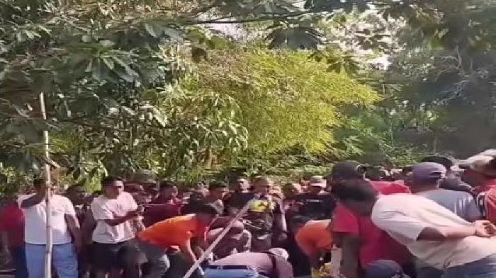 Evakuasi Jenazah Dina