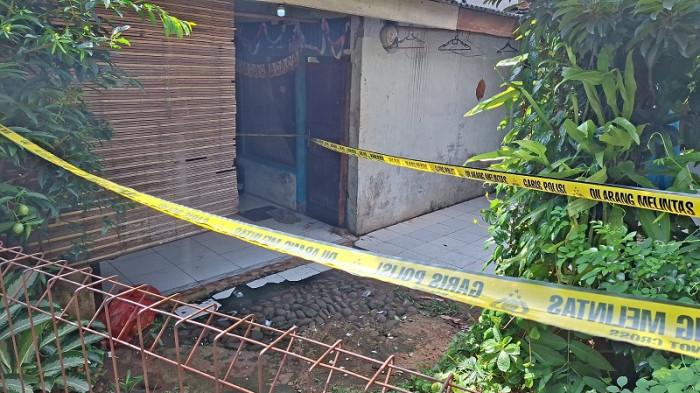 LOKASI PENEMUAN MAYAT - Garis polisi terpasang di TKP penemuan jasad bersimbah darah di Bojonggede, Kabupaten Bogor, Senin (3/11/2025). (TribunnewsDepok.com/M Rifqi Ibnumasy)
