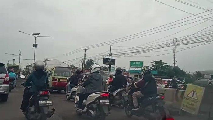 Jelang Musim Mudik Lebaran Jalan Pantura Karawang Rusak dan Berlubang