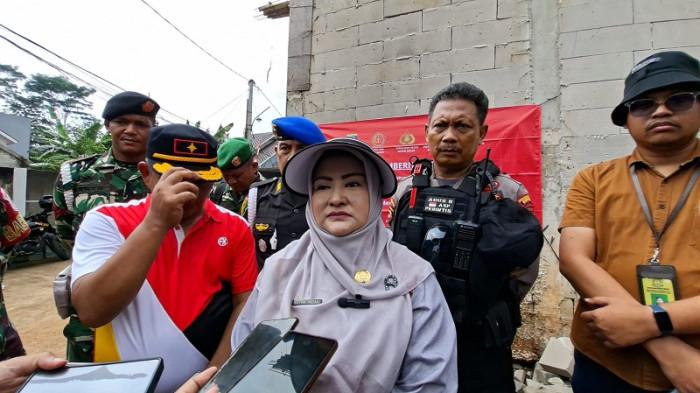 PERUMAHAN BERMASALAH - Kadis PUPR Kota Depok, Citra Indah Yulianti menjelaskan alasan penghentian paksa pembangunan perumahan di Pancoran Mas, Kota Depok. (TribunnewsDepok.com/M Rifqi Ibnumasy)
