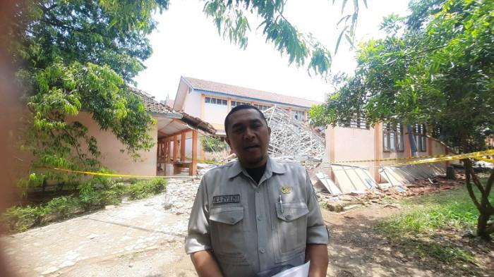 SEKOLAH AMBRUK - Karyadi, Wakil Kepala Sekolah Menengah Negeri 1 Gunung Putri, Kabupaten Bogor, Jawa Barat, saat ditemui di Gunung Putri pada Selasa (4/11/2025).