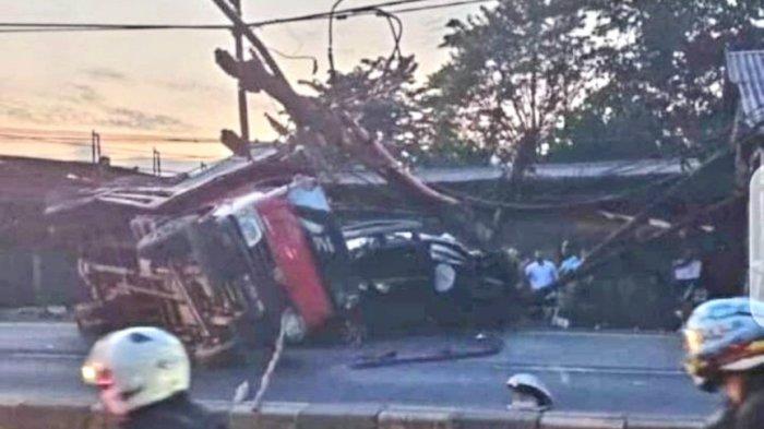 Kecelakaan Beruntun di Kemang Bogor, Mobil Avanza Tabrak Tiang Listrik Lalu Dihantam Truk