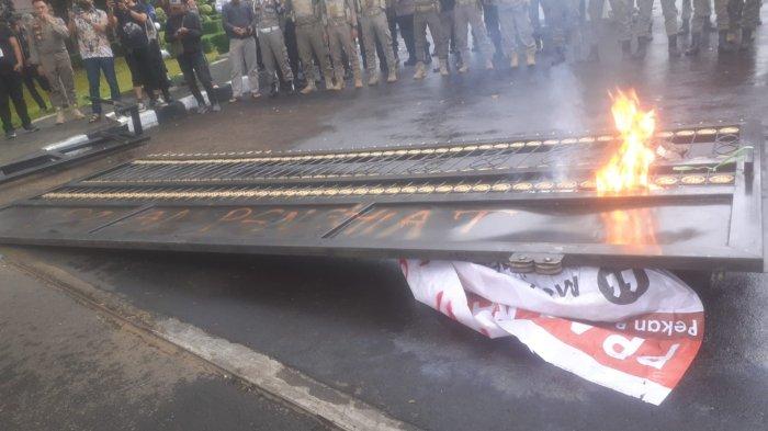Demo Mahasiswa Berakhir Ricuh, Ratusan Mahasiswa Anarkis-Robohkan Pagar Kantor DPRD Kota Bogor
