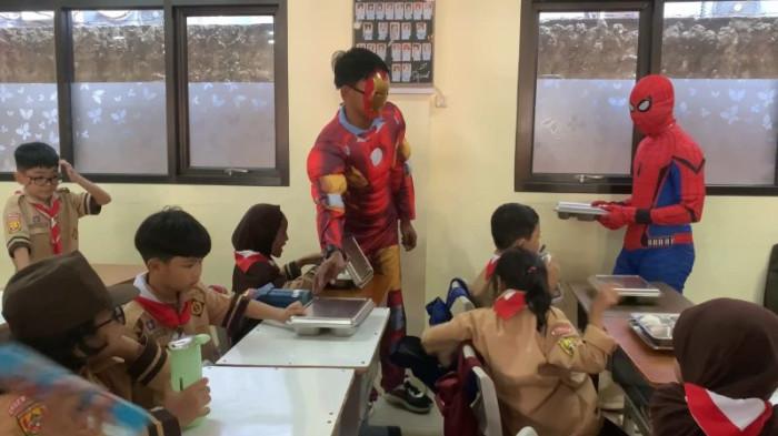 Spiderman dan Ironman Ikut Bagikan MBG di SD Anyelir 1 Depok, Anak-anak Antusias Santap Makanan