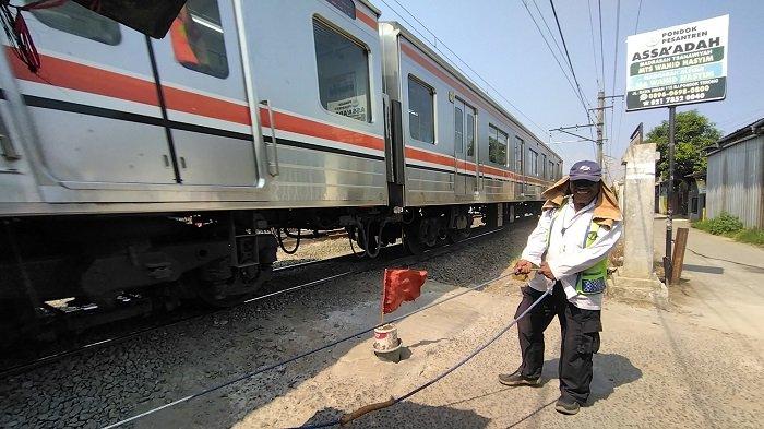 Cerita Maman Rahman 13 Tahun Menjaga Perlintasan Rawa Indah, Kini Lebih Waspada Akibat Kecelakaan