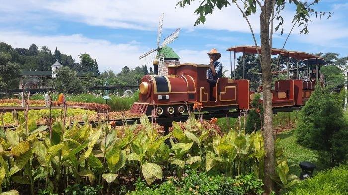 MINI MANIA - Pengunjung menikmati wahana kereta untuk tur keliling di Mini Mania, Megamendung, Kabupaten Bogor