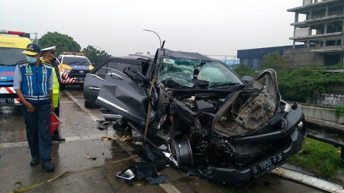 Mobil Fortuner Remuk Tabrak Truk di Tol JORR Cakung