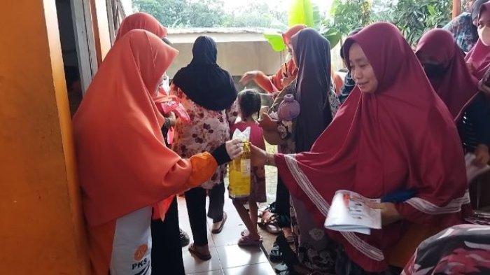 Ramadan 2023, Nur Azizah Tamhid Bagikan 100 Bungkus Minyak Goreng ke Warga Cilodong Depok