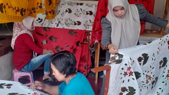 Pengrajin batin sedang membuat produk Batik Kemang di Galeri Desa Wisata Batik