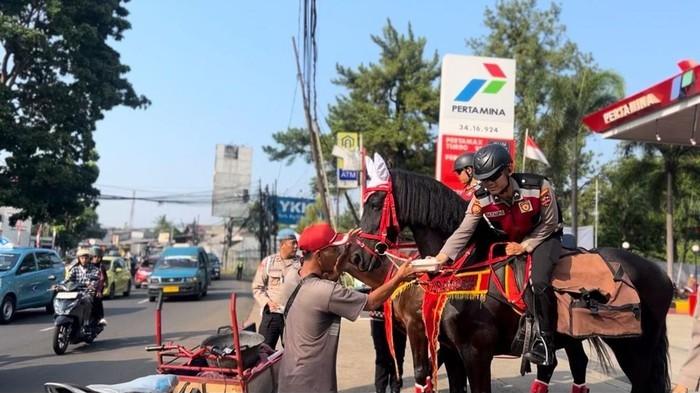 Aksi Humanis Polisi di Depok, Bagikan Makanan Jumat Berkah dengan Pasukan Berkuda