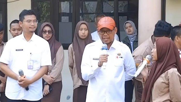Imam Budi Hartono Pantau Perekaman KTP-el di SMAN 12 Depok, Janjikan Bea Siswa bagi Siswa Tak Mampu