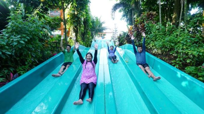 WISATA BOGOR - Pengunjung menikmati wahana menara seluncur air di The Jungle Bogor pada Sabtu (20/12/2025)
