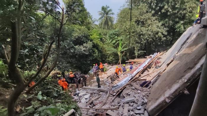 MUSALA AMBRUK - Tim SAR (Search and Rescue) Kabupaten Bogor melakukan evakuasi korban bencana musala ambruk di Kampung Sukamakmur, Desa Sukamakmur, Kecamatan Ciomas, Kabupaten Bogor, Jawa Barat, pada Minggu (7/9/2025) pagi.