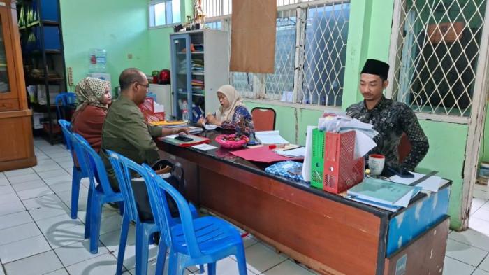 NIKAH DI KUA - Suasana pendaftaran nikah di KUA Kecamatan Cimanggis, Depok, Jawa Barat. (TribunnewsDepok.com/M Rifqi Ibnumasy)  