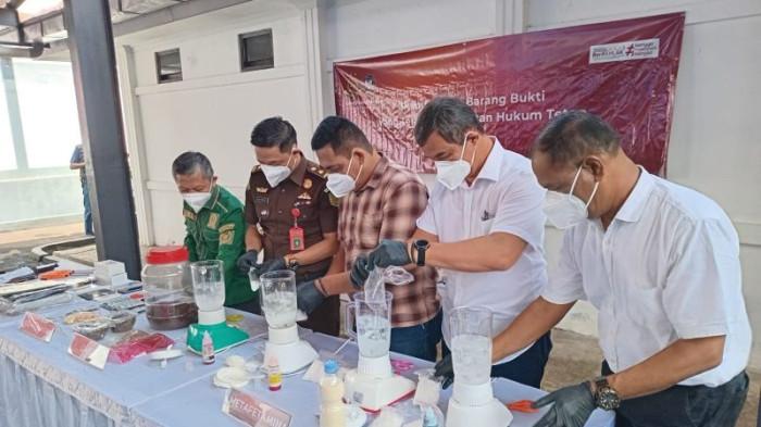 Kejari Depok Musnahkan Ribuan Gram Barbuk Narkotika hingga Sajam