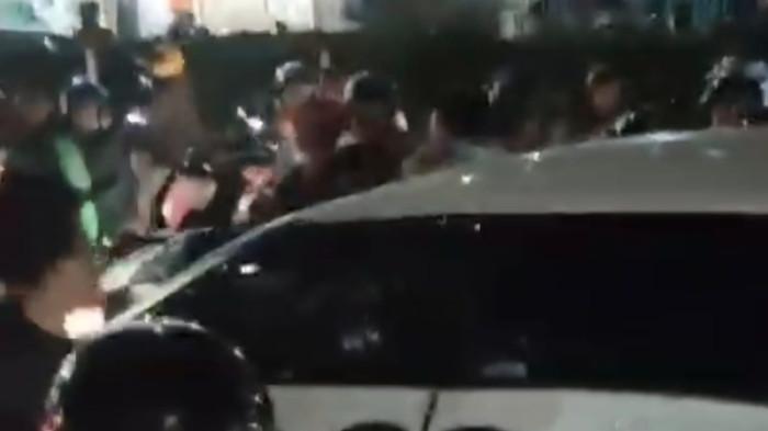 Diduga Tabrak Lari, Mobil Hancur Diamuk Massa di Jalan Margonda Depok Malam Ini