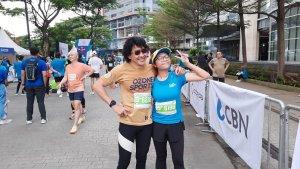Agus-Kuncoro-dan-anaknya-Gayla-usai-sampai-garis-finish-SuperBall-Run-2023.jpg